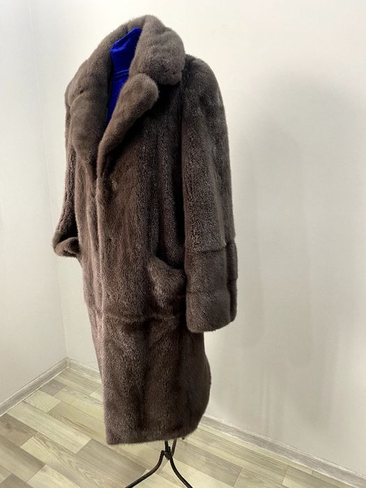 Натуральная норковая шуба  с английским воротником.Полностбю цельный