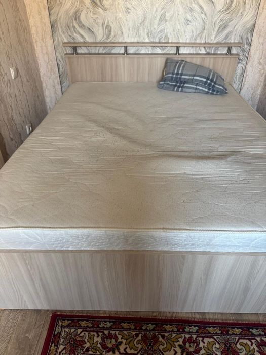 Даухспальняя кровать с матрасом