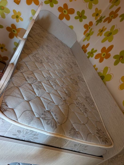 Двуетажно легло къща