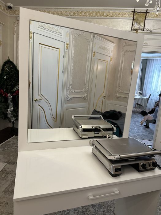 Комод с зеркалом