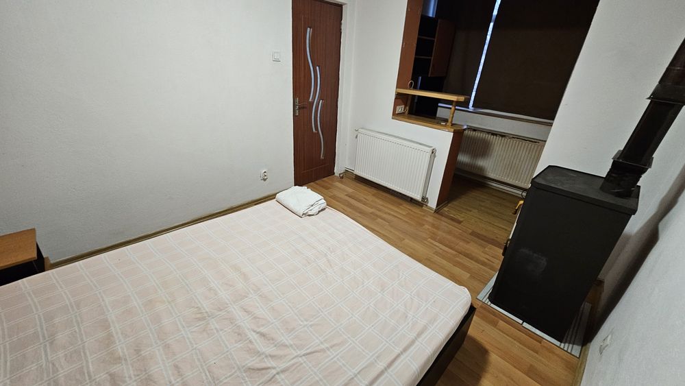 Vand sau inchiriez apartament in Oravita