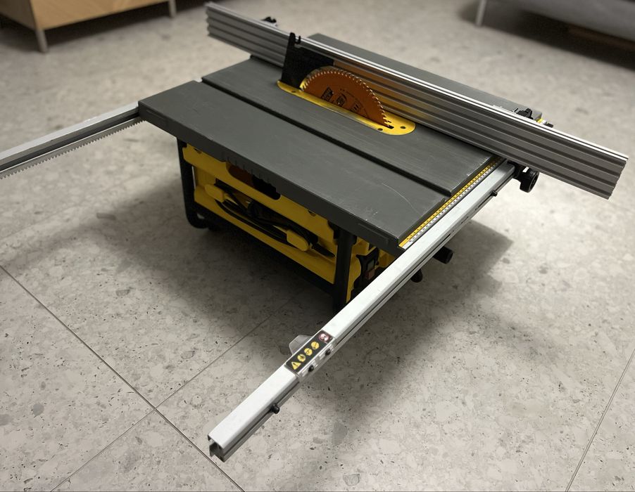 DeWalt DW745 – masă glisantă, șine extinse, suport și soft-start