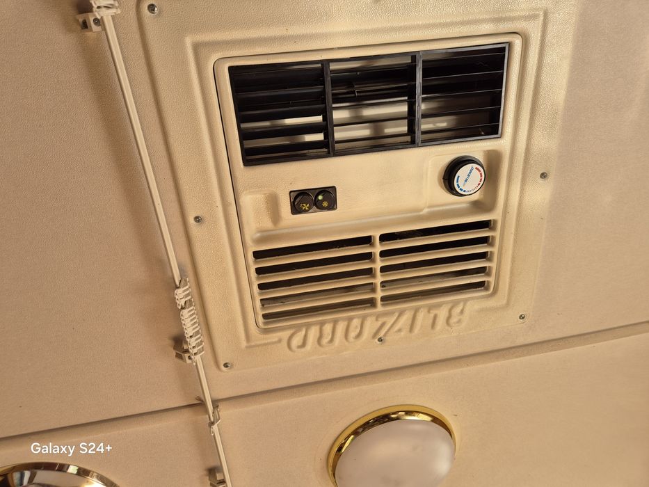 Продавам каравана Compass Rallye