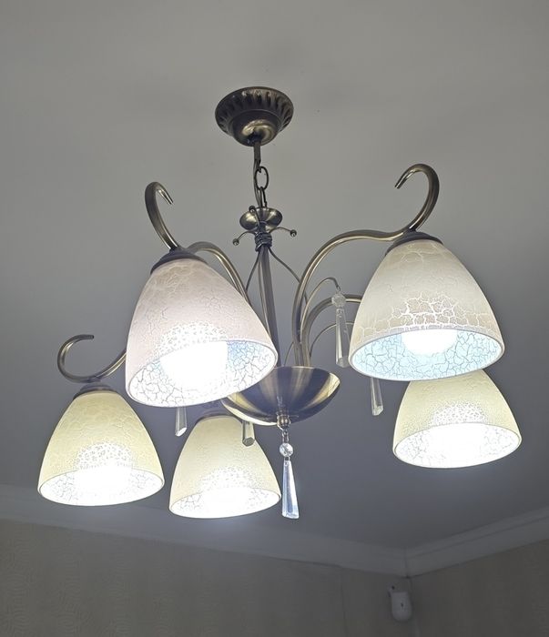 Продам две люстры