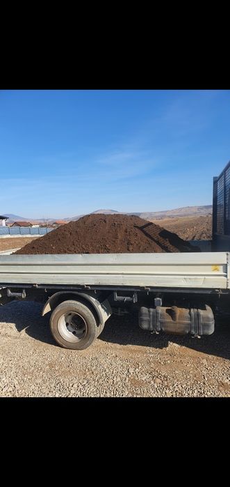 Vând pământ vegetal