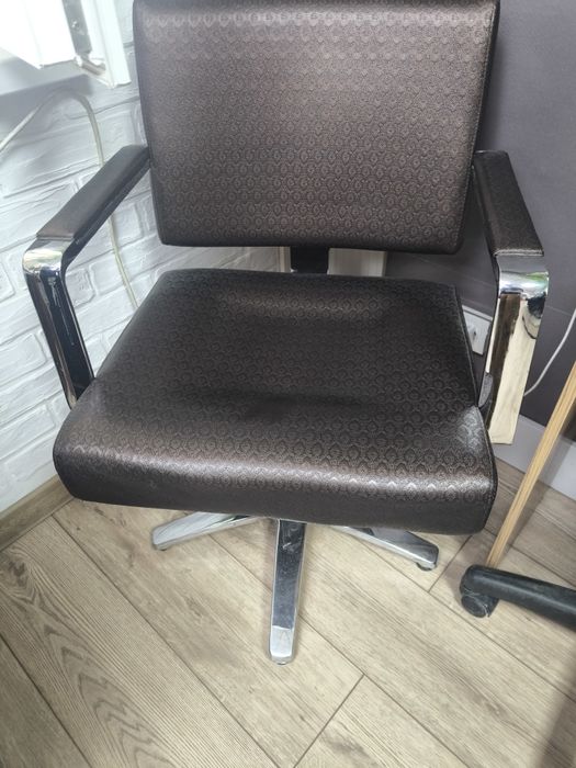 Продаю кресло парикмахера