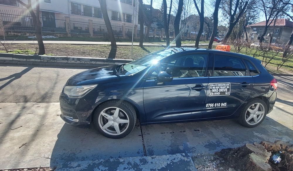 Instructor auto femeie categoria B