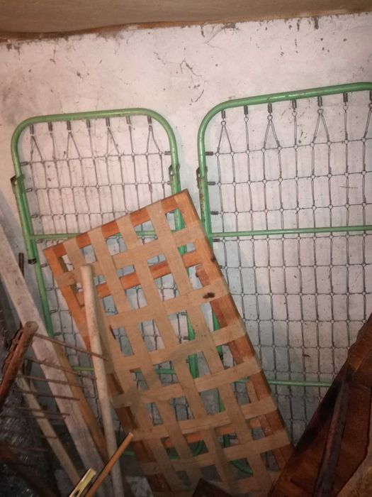 Продавам железни легла със сгъваеми крачка, за деца, дължина 150 см