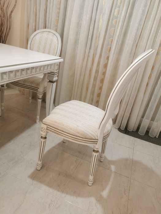 Трапезна маса и столове