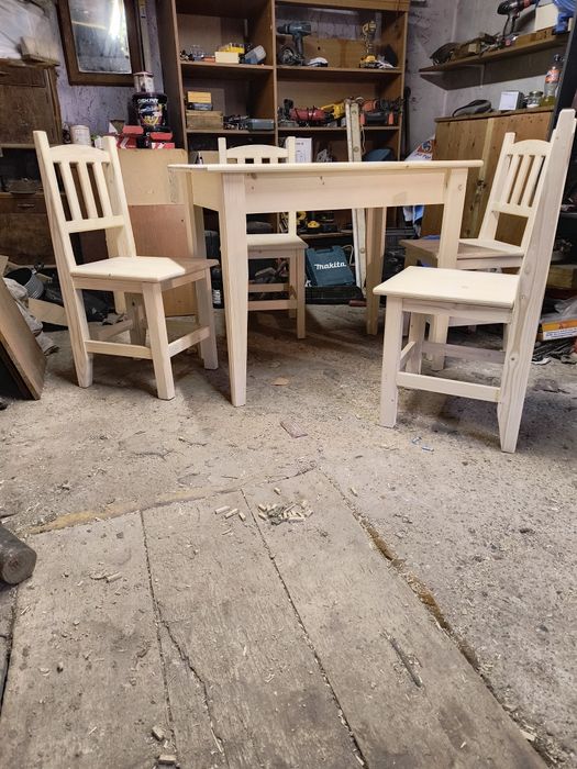 Masă și scaune cu spătar din lemn masiv de brad finisate și lacuite