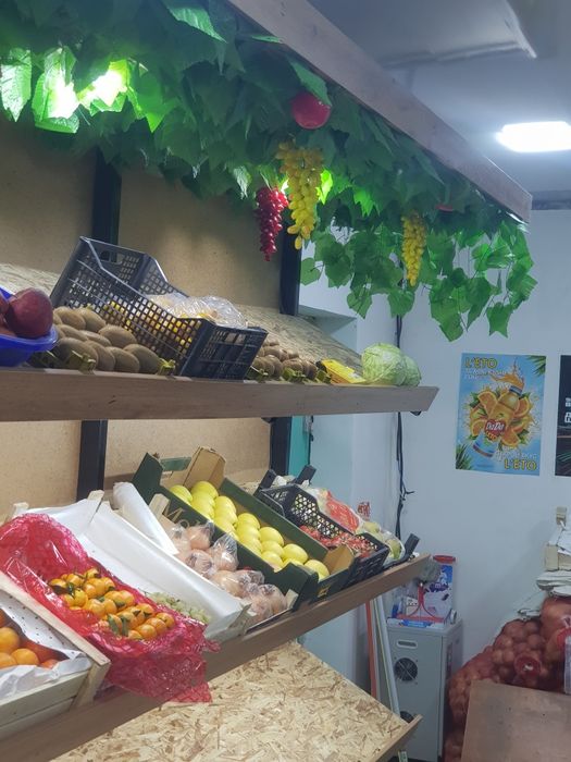 Vitrina polka meva sabzavodlar uchun