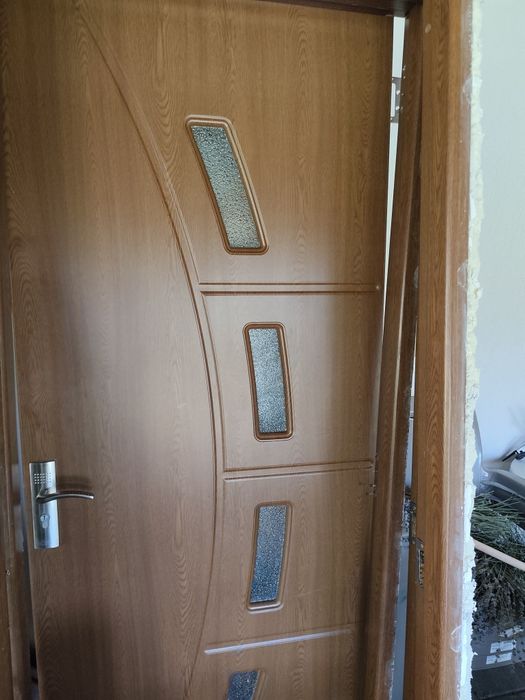 2 cazi baie, un vas wc cu bazin , chiveta cu piciorși  3 uși  de 80 cm,stare foarte bună