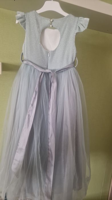 Продам нарядное платье 6 7 8 9 лет