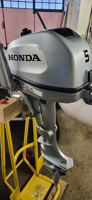 Barca gonflabilă cu motor