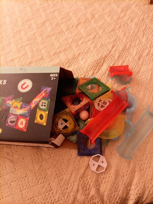 Детски играчки.Магнитен конструктор,барабан и игра с чук