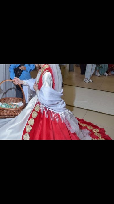 Свадебное платье и бешмет