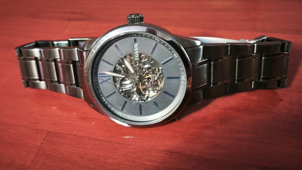 Ceasul din imagine este un model bărbătesc Fossil Flynn Automatic Skeleton (cod model: BQ2384)