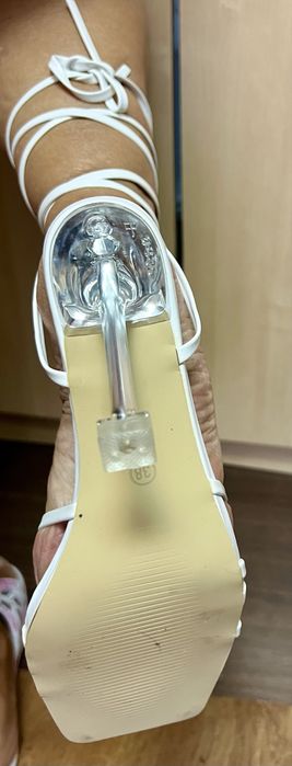Sandale albe elegante de dama cu barete încrucișate(wrap -around €)și toc stiletto transparent, NOI - marimea 38