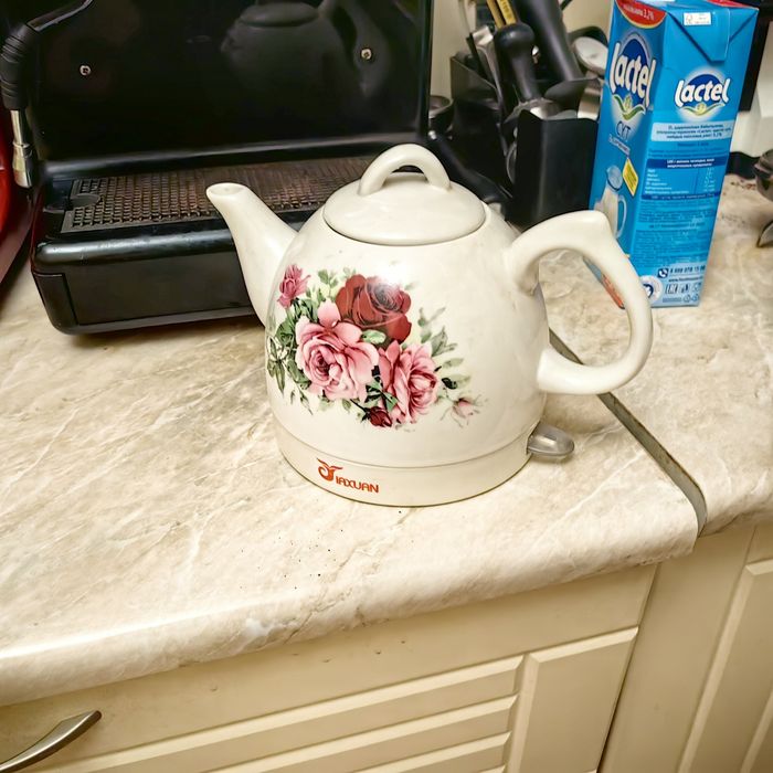 Кухонныей комбайн и элктрочайник.