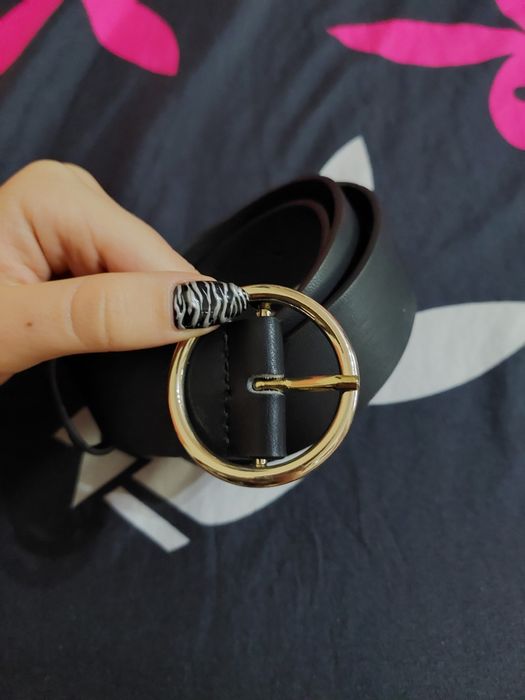 Черен колан със златна закопчалка