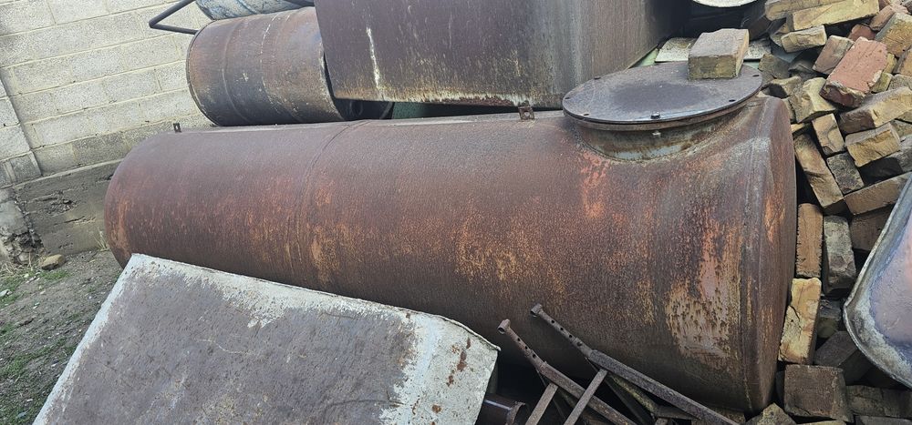 Продаётся цистерна объёмом 2 м³ (2000 литров).