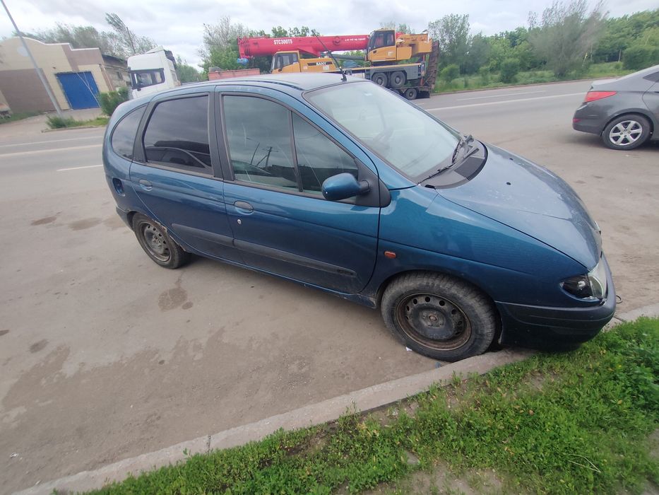 Машина минивэн Renault Scenic