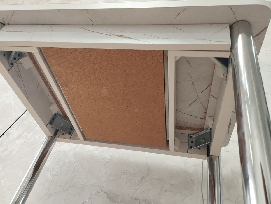 Стол 80 × 60, высота 77,5. НОВЫЙ