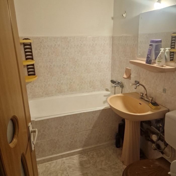 Închiriez garsoniera