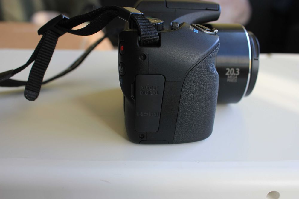 Canon PowerShot SX540 HS-4,3–215,0 mm (35 mm еквивалент: 24 – 1200 mm)