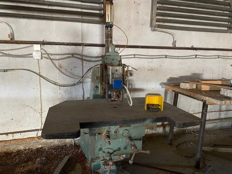 Vând utilaje pentru prelucrarea lemnului