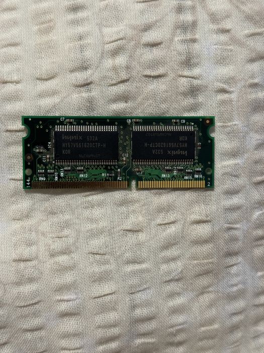 Placă de memorie RAM SO-DIMM PC133.  Capacitate: 128 MB.