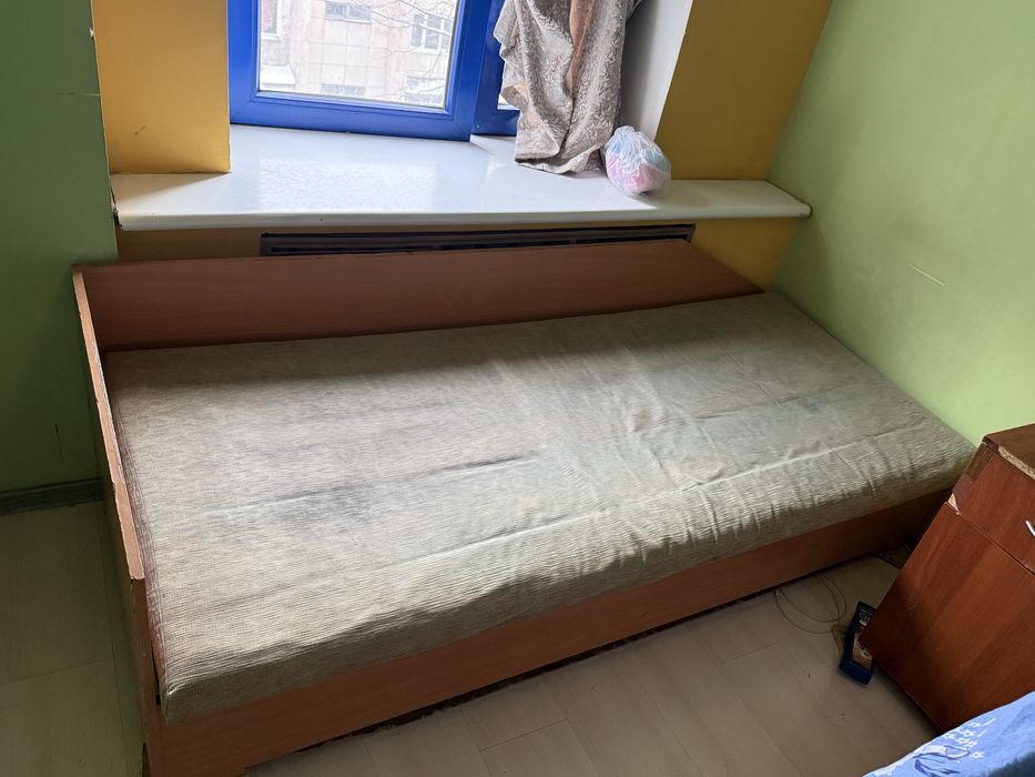 Отдам кровать с паралоновым матрацем
