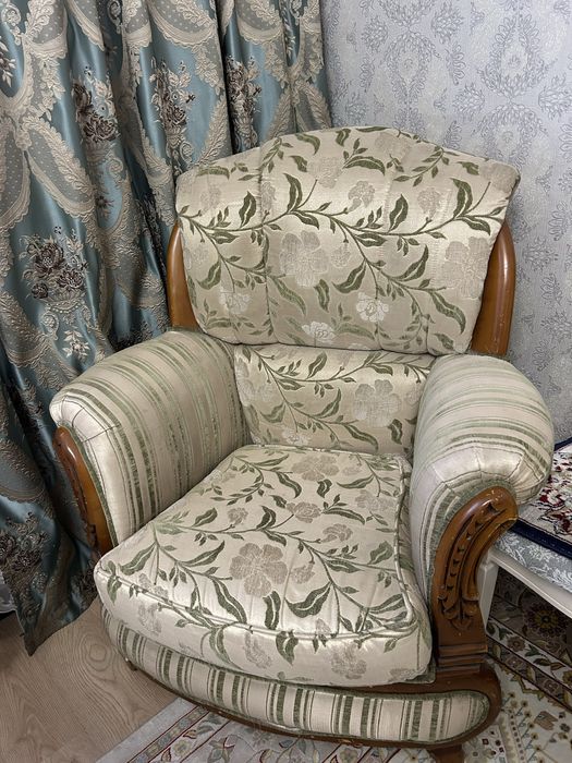 Продам диван с двумя креслами