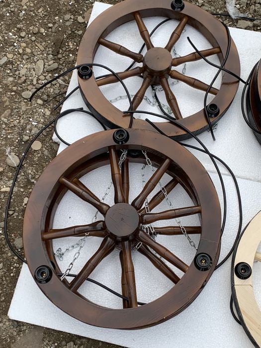 Lustra din lemn , din roata