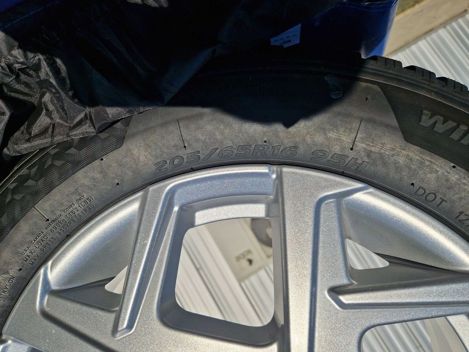 Зимни гуми Hankook Winter i*cept RS3 205/65R16 95H с джанти – 4 броя