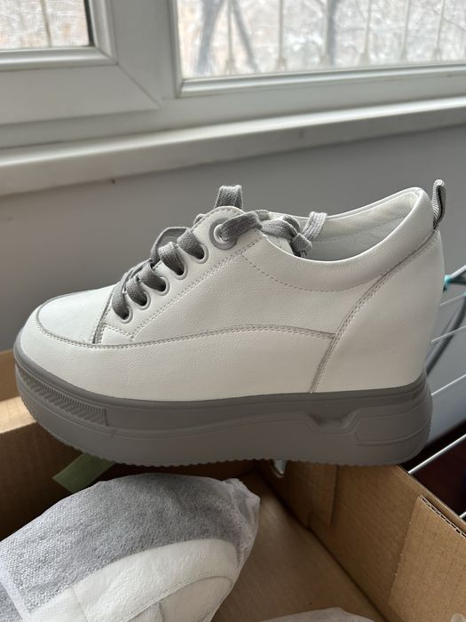 Продам ботинки на высокой платформе