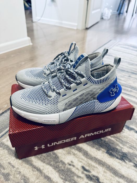 Продам кроссовки Under Armour серого цвета.