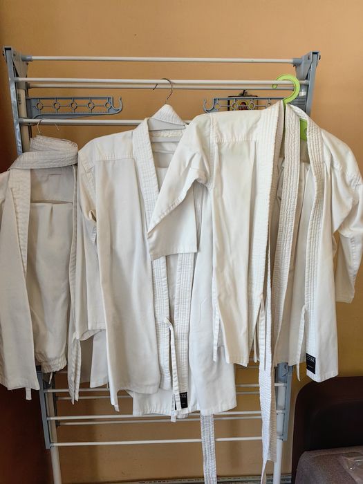 Echipament karate 7,9 și 11 ani fiecare 35 lei