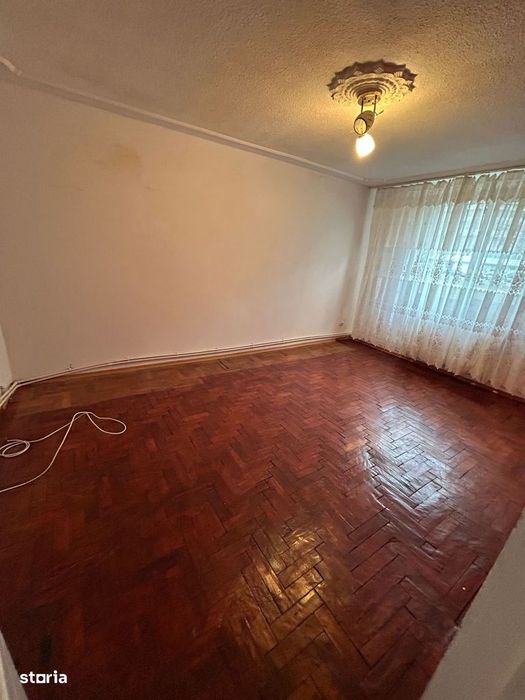 De vanzare apartament cu 3 camere cu balcon, in zona Cresei 65.000euro