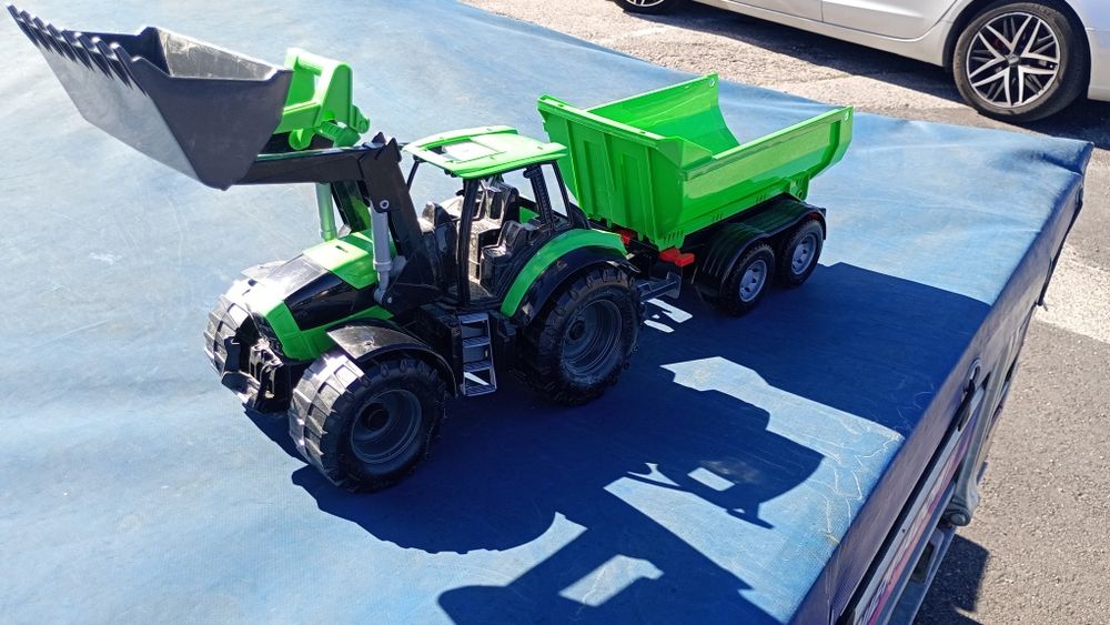 Tractor Deutz Fahr,  cu remorcă, pentru copii sau colecționari