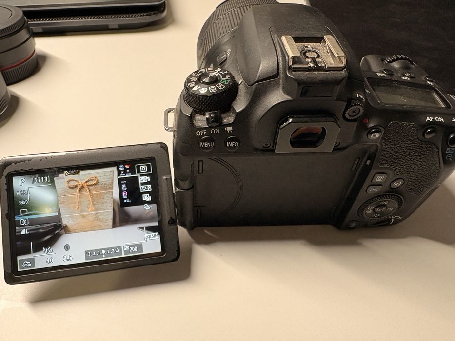 Aparat foto Canon EOS 77D + obiectiv Canon 18-135mm Nano USM