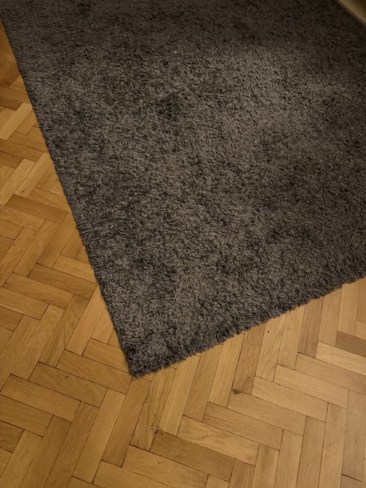 2 сиви килима: един 170х240, един 250х80