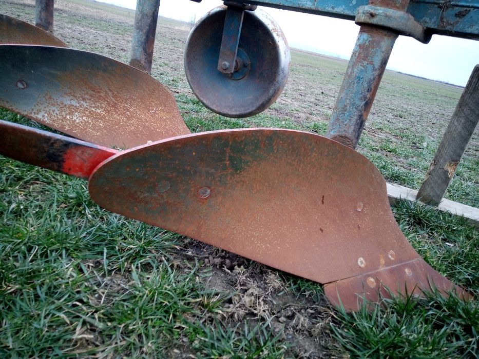 Vând plug aproape nou 3+1