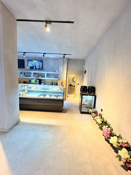 Продава се напълно обзаведен кулинарен магазин