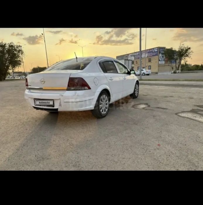 Машина Opel Astra 2010