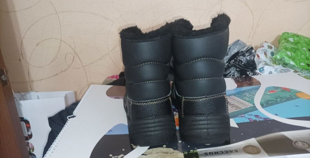 Срочно продам мужские ботинки.