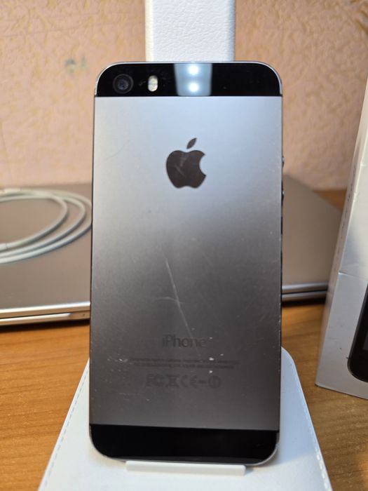 Продам айфон 5s  экран разбитый