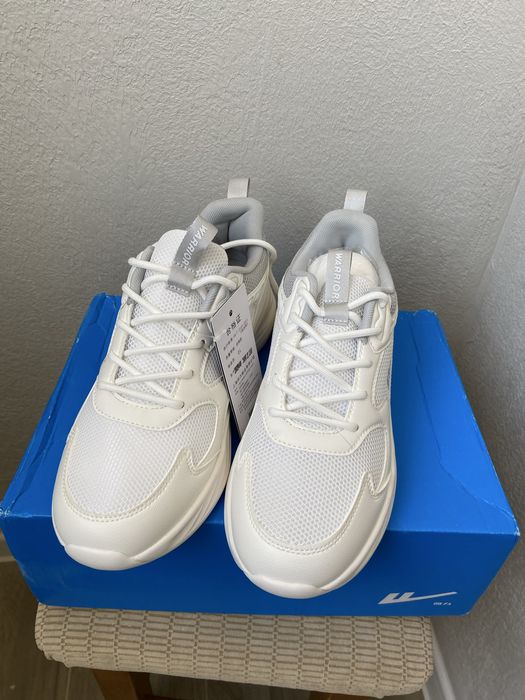 Продам женские кроссовки