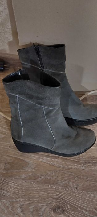 Дамски, запазени и топли боти.