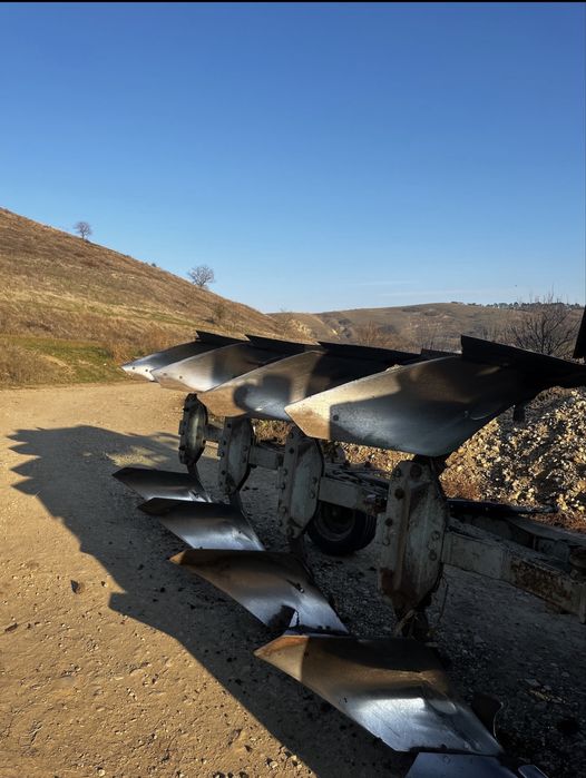 De vanzare plug 4 brazde reversibil